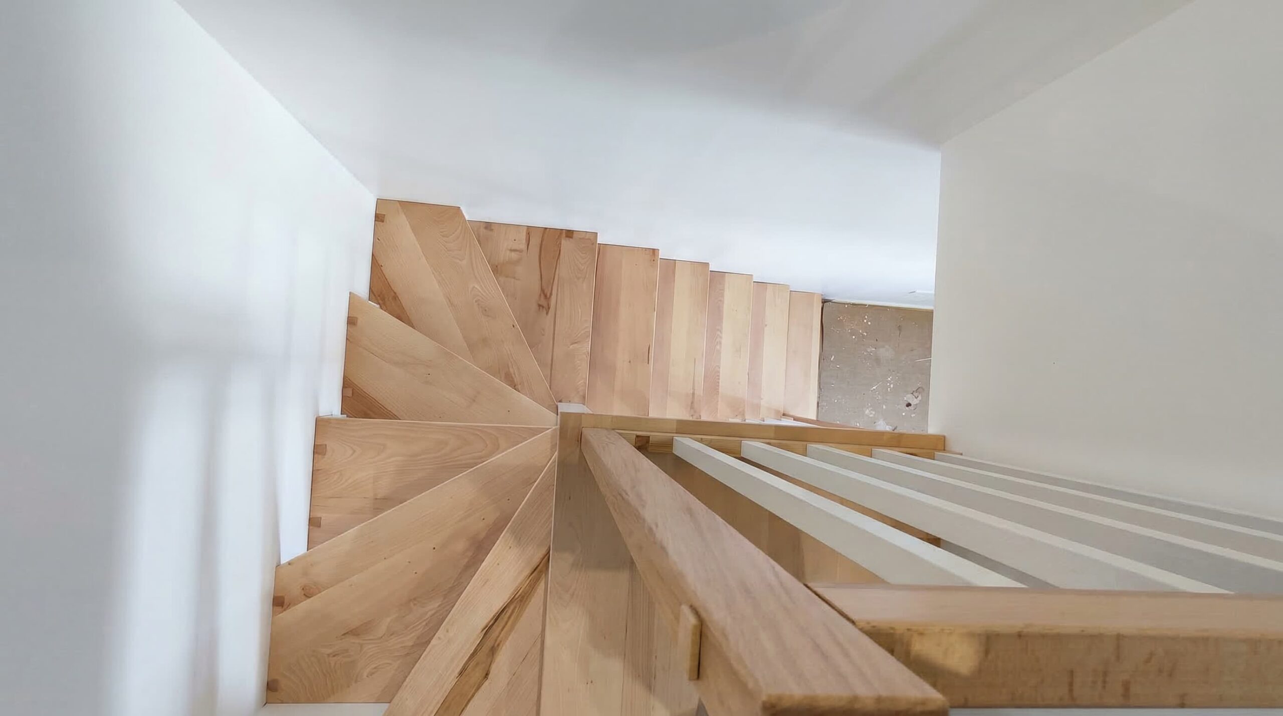 Escalera de madera de haya con forma de L