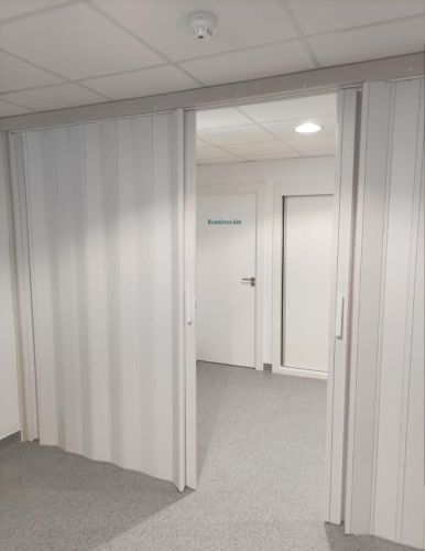 puerta plegable blanca